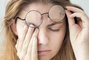 娱乐吃瓜酱做眼保健操